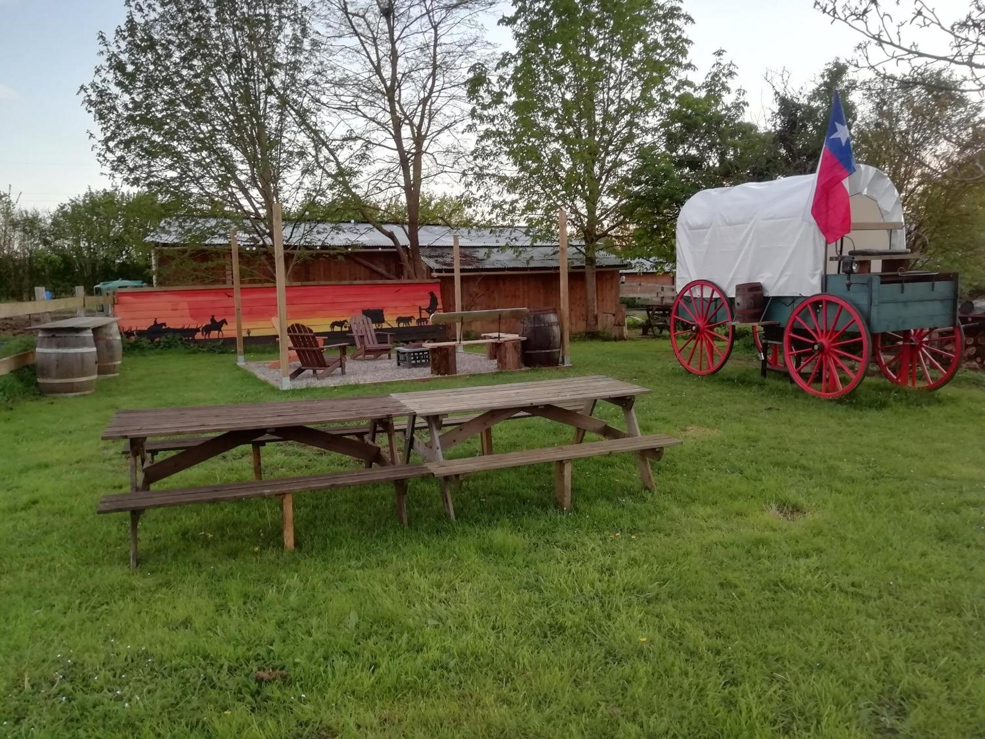 Bed and Breakfast La Valise A Cheval Mezieres-sur-Ponthouin Екстер'єр фото