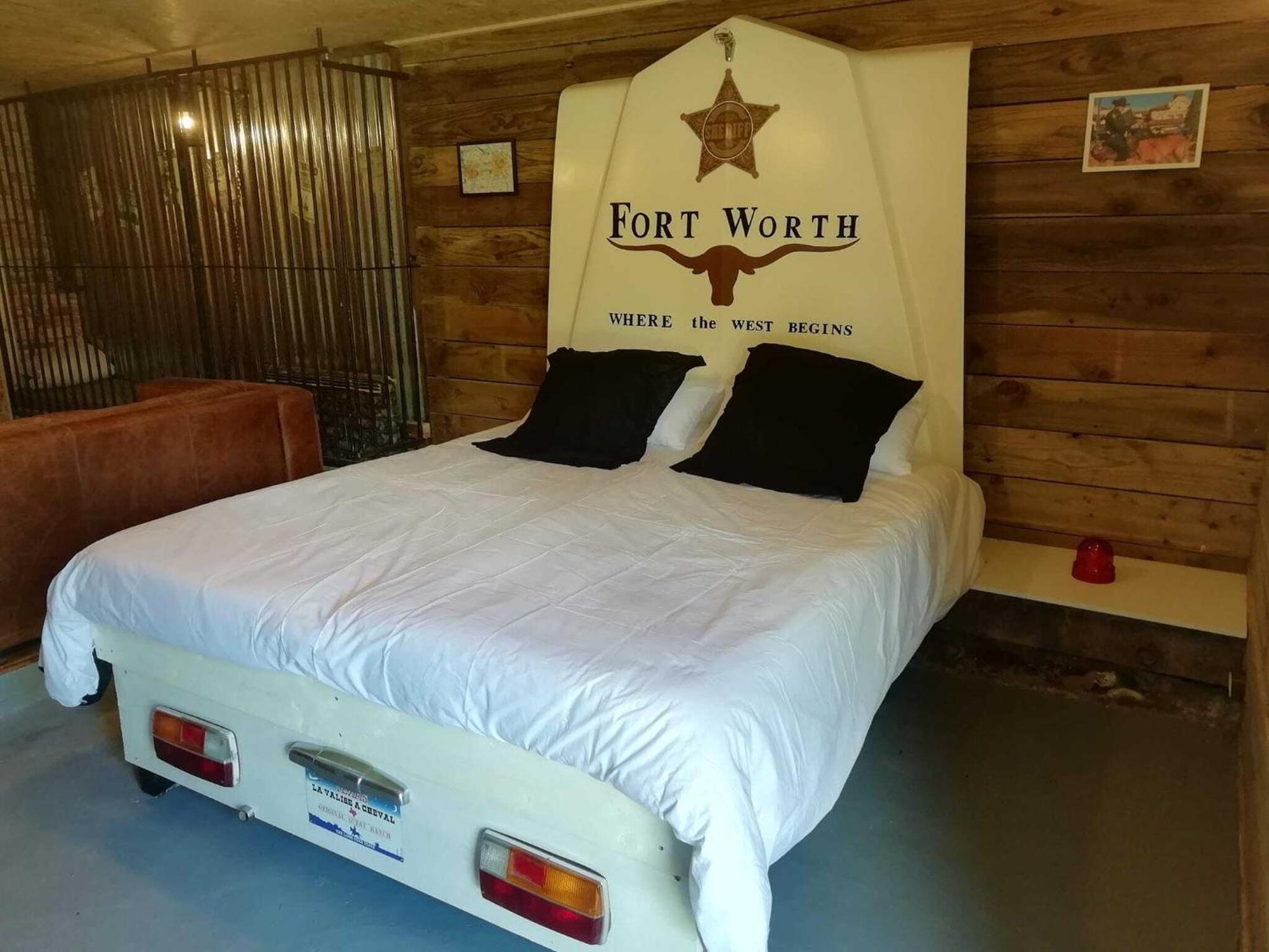 Bed and Breakfast La Valise A Cheval Mezieres-sur-Ponthouin Екстер'єр фото